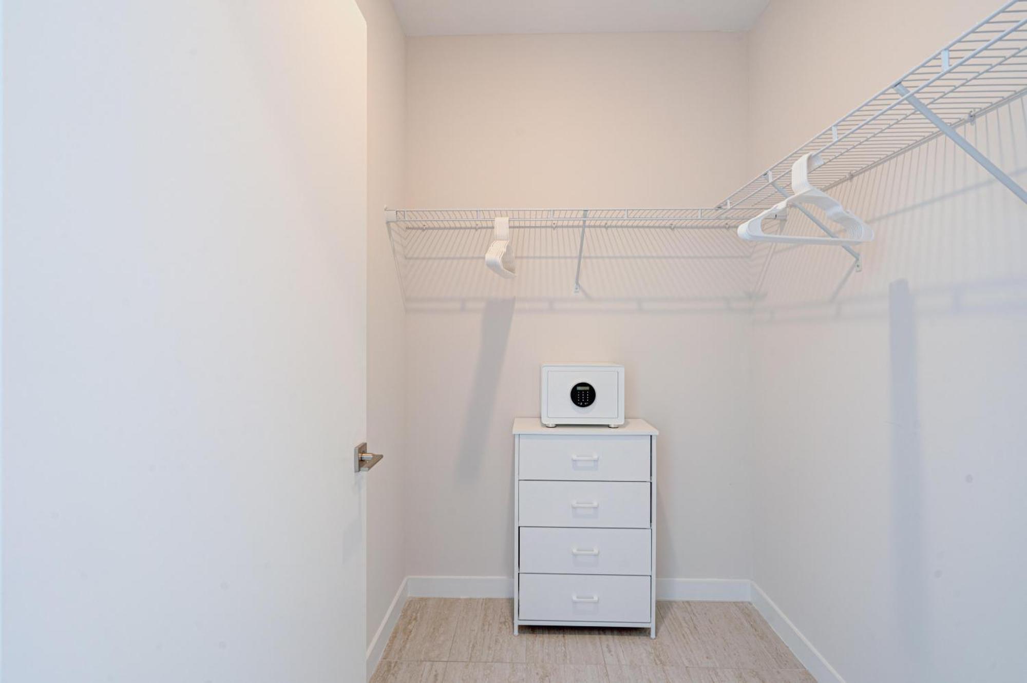 Apartment 3900-502gj Design District, 2 Bedrooms & 2 Bathrooms *